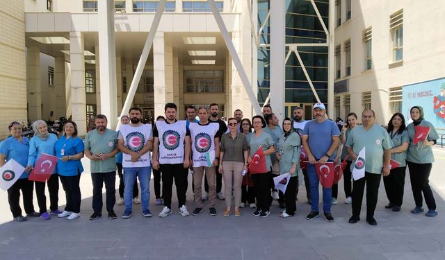 HAK-İŞ üyeleri, Uşak Eğitim ve Araştırma Hastanesi'nde 12 şehit için anma programı düzenledi