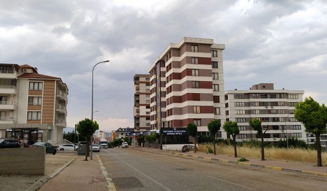 Uşak'ın en büyük mahallesi Kemalöz'deki elektrik arızası için çalışmalar sürüyor