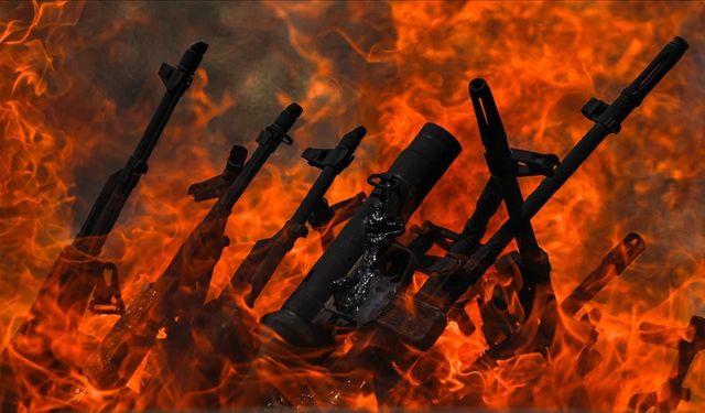Terör örgütü PKK'dan bir grup silahlarını imha etti