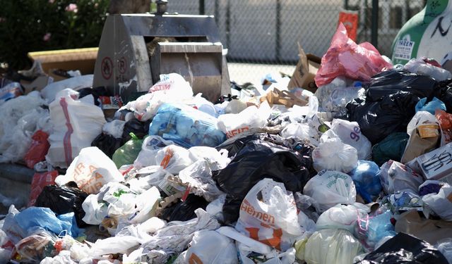 Karşıyaka'da arızalanan temizlik araçları çöp yığınlarına sebep oldu