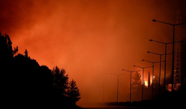 İzmir'in Buca ilçesindeki orman yangınına müdahale sürüyor