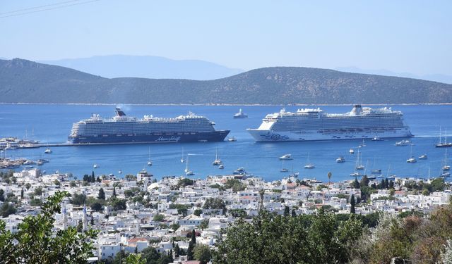 Bodrum'a iki kruvaziyerle 3 bin 308 turist geldi