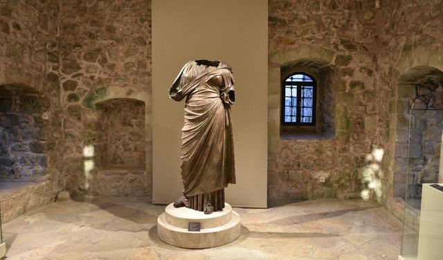 Marmaris'te balıkçıların ağına takılan bronz kadın heykeli ilk kez sergilendi