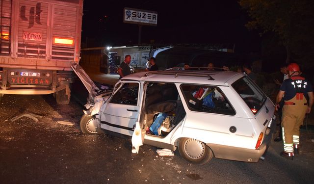 Manisa'da otomobil tıra çarptı, 2 yaralı !