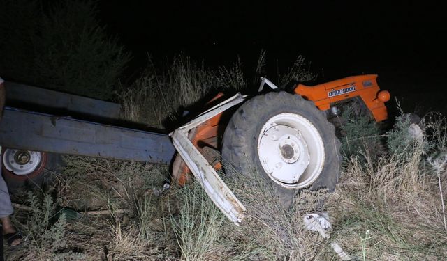 Manisa'da hafriyat kamyonunu traktöre çarptı, sürücü öldü !