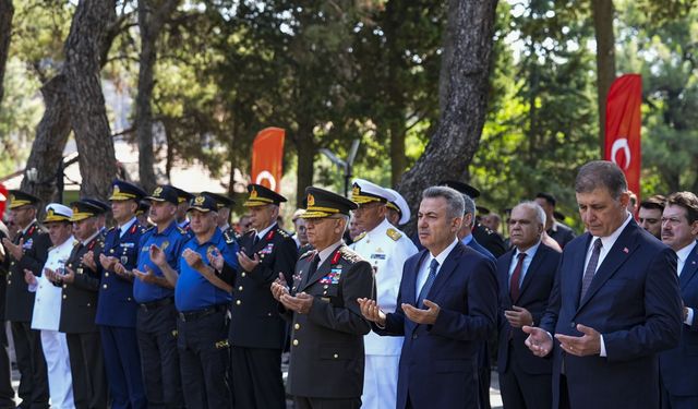 İzmir'de 15 Temmuz dolayısıyla şehitlikte anma töreni düzenlendi
