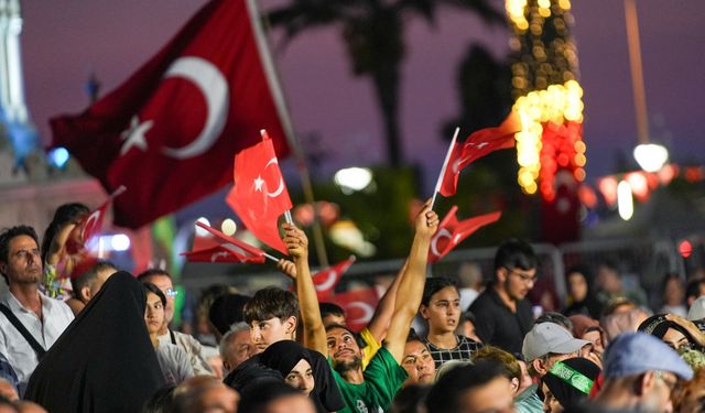 İzmir'de 15 Temmuz Demokrasi ve Milli Birlik Günü programı düzenlendi