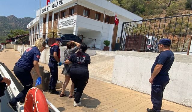Muğla'da gezi teknesinde yaralanan kişi tıbbi tahliye edildi