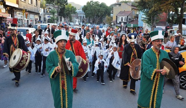 Uşak, Kütahya, Afyon ve Eskişehir'deki 100 çocuğu sünnet ettirdiler