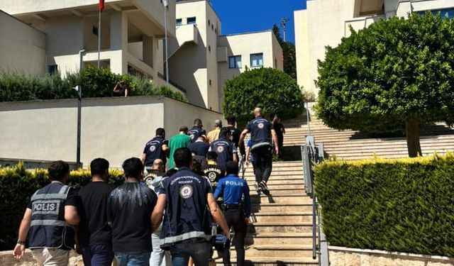 Marmaris'te göçmen kaçakçılığı operasyonu, 10 tutuklu!