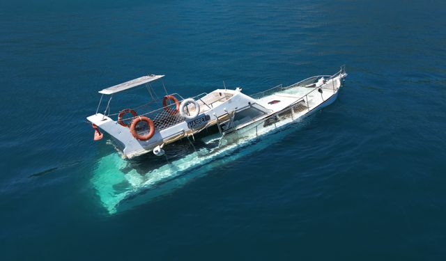 Bodrum'da su alan ahşap tekne battı