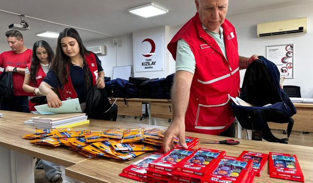Kızılay Manisalı öğrencilere destek oluyor