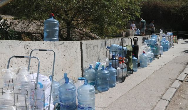 Çiğli'deki 32 saatlik kesinti nedeniyle çeşme başlarında uzun kuyruklar oluştu