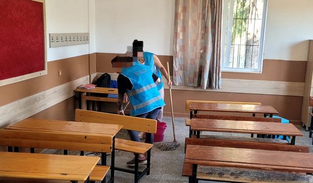 Muğla'da yükümlüler okul temizliği yaptı
