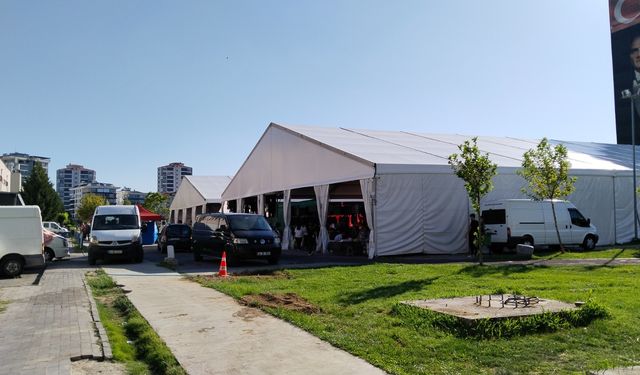 Uşak'ta Ata Park'ın ortasına yeniden çadır kuruldu