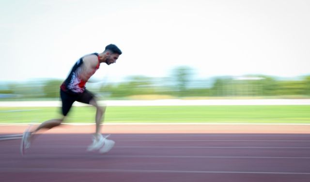 Uşak Spor Lisesi'nde atletizme başlayan görme engelli Çağatay Çelik, 2028 için çalışıyor
