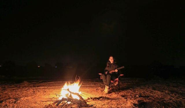 Gediz Nehri'nin geçtiği yerlerde yetişen üzümü gece korumak için tüfekle nöbet tutuyorlar