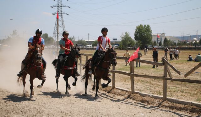 Kütahya'da rahvan at yarışlarında 100 at mücadele etti