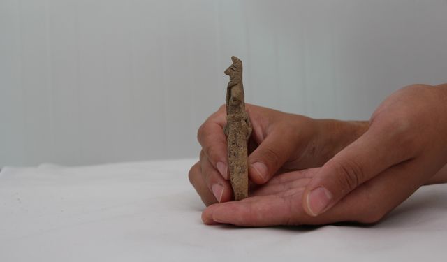 Ulucak Höyüğü'nde 8 bin yıllık kil figür bulundu