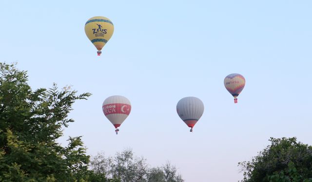 Denizli'de şehit yakınları için yapılan balon turunda Türk bayrakları gökyüzünde dalgalandı