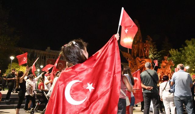 Uşak'ta binlerce kişi ay yıldızlı bayraklarla yürüdü