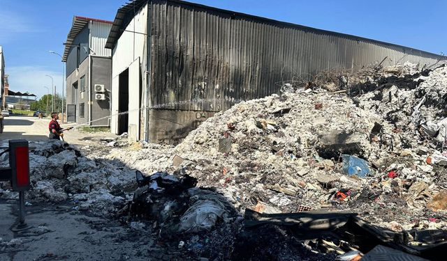 Uşak Çanlı'daki yangında zarar gören fabrikada yaralar sarılmaya çalışılıyor