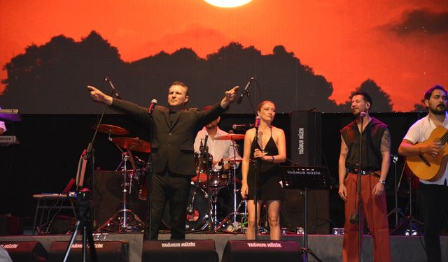 Rafet El Roman, Uşak'ın Banaz ilçesinde halk konseri verdi