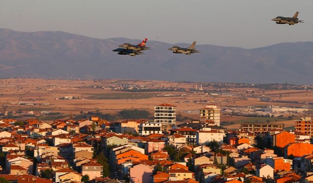 Uşak'ta muharip uçak gösterisi yapıldı