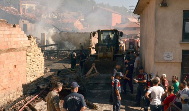 Kütahya'daki yangında 3 ev kullanılamaz hale geldi