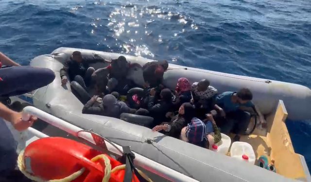 İzmir'de 82 düzensiz göçmen yakalandı, 10 düzensiz göçmen kurtarıldı