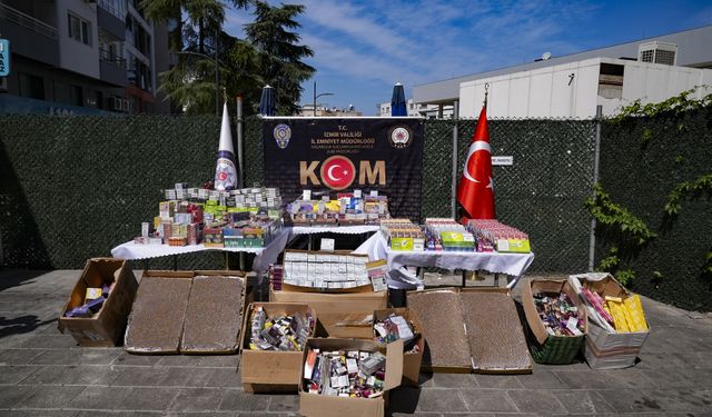 İzmir'de 70 bin 305 puro ve 21 bin 650 paket kaçak sigara ele geçirildi