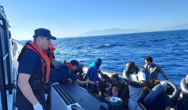 İzmir açıklarında 107 düzensiz göçmen yakalandı