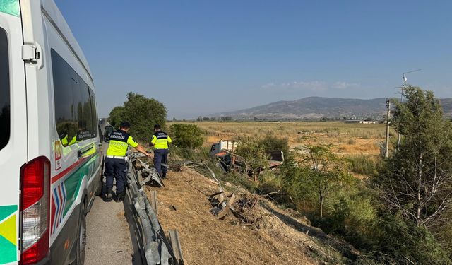 Aydın-Denizli otoyolunda kamyon devrildi, 2 yaralı!