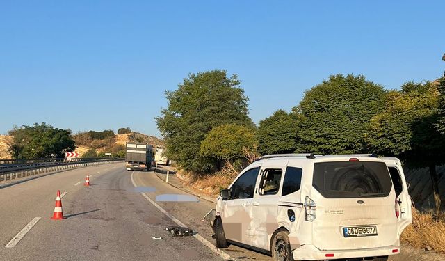 Manisa'da yol kenarında lastik değiştirmek isterken canından oldular!