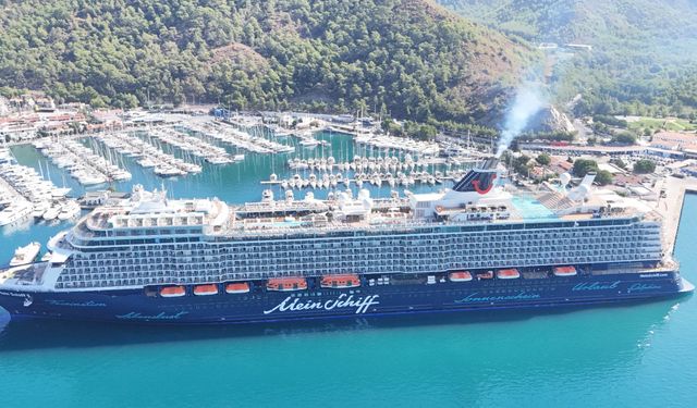 Marmaris'e "Mein Schiff 5" kruvaziyeri ile 2 bin 600 yolcu geldi