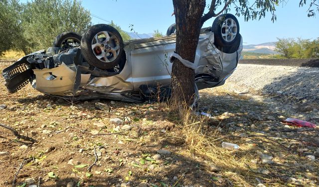 Manisa'da otomobil devrildi, sürücü yaralı