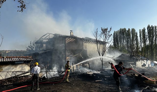 Uşak Merkez Sorkun köyündeki yangında 2 katlı ev küle döndü