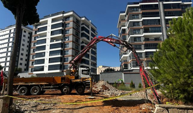 Uşak'ta iki işçinin üzerine beton pompası düştü!