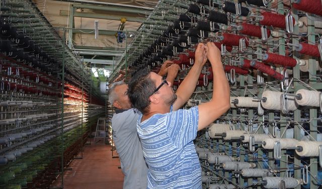 Uşak'a yakın olan Demirci'de el dokuması ve el dokuması görünümlü makine halıları büyük ilgi görüyor