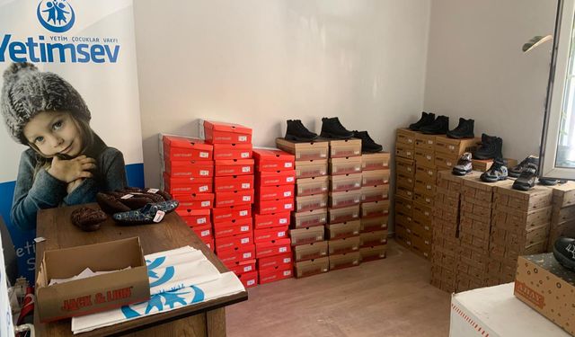 Afyonkarahisar'da YetimSev Vakfı, 300 öğrenciye kırtasiye yardımı yaptı