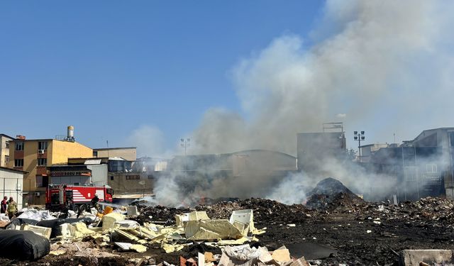 İzmir'de toplanmayan çöpleri ateşe veridiler!