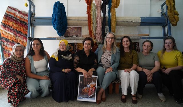 Hollandalı ressamdan  Bergama halısına yolculuk!