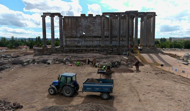 Çavdarhisar'daki Aizonai antik kentinde Zeus tapınağına ait mimari kalıntılar gün yüzüne çıktı