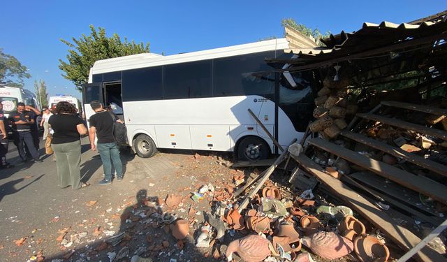Aydın'da midibüs iş yerine çarptı, sürücü yaralandı!