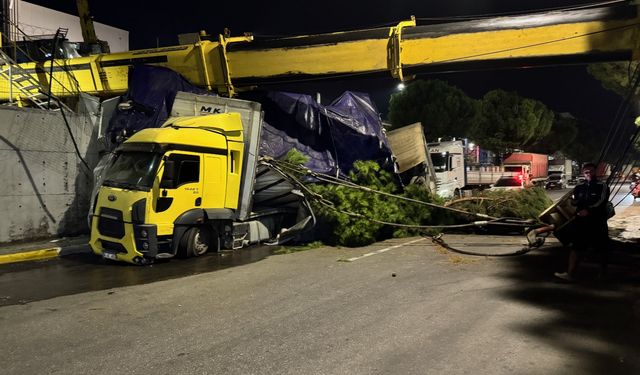 Manisa'da vinç devrildi, operatör yaralandı !