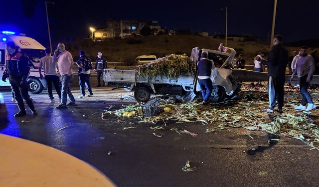 İzmir'de kamyonet bariyerlere çarptı, sıkışan 3 kişi kurtarıldı!