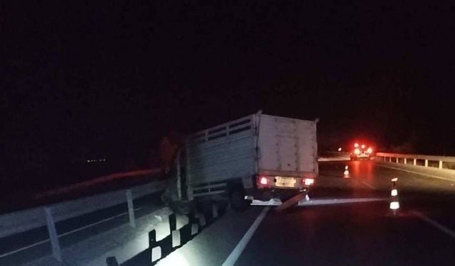 Afyonkarahisar'da kamyonet bariyere çarptı, 4 yaralı!