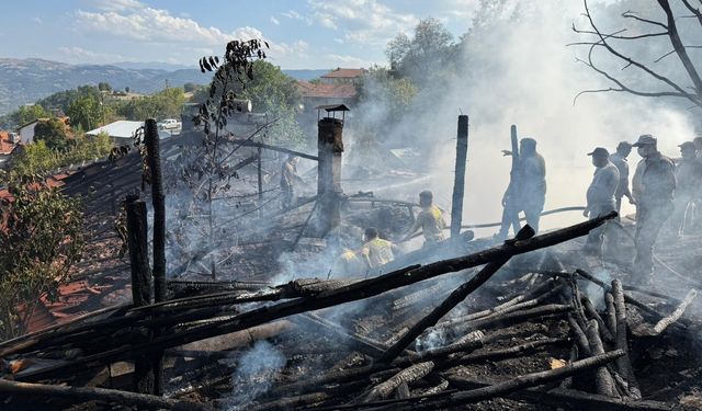 Kütahya'da ev yangın söndürüldü