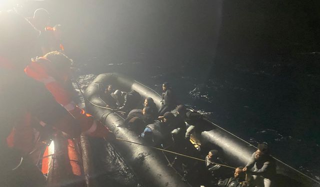 İzmir açıklarında 35 düzensiz göçmen kurtarıldı, 32 düzensiz göçmen yakalandı