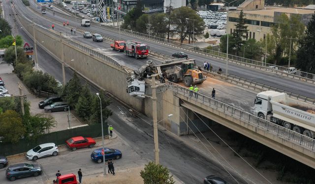 İzmir'de tır viyadükte asılı kaldı, sürücü yaralandı